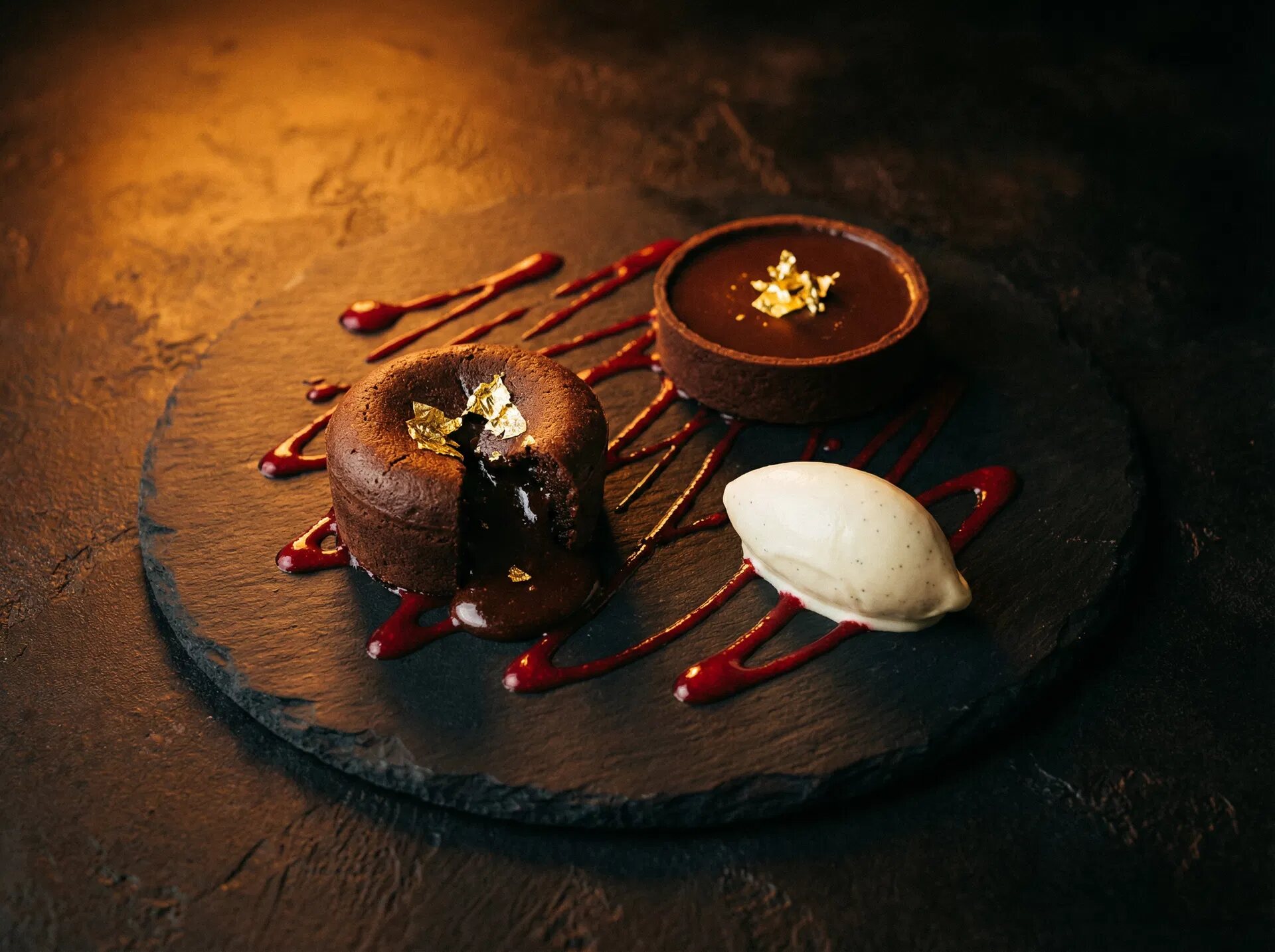 Dessert mit frischen Früchten auf einem Dessertteller